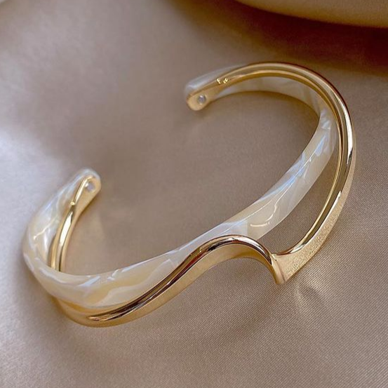 Adriana - Pulsera Elegante con Ópalo Blanco Bañada en Oro