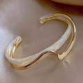 Adriana - Bracelet élégant avec opale blanche et plaquage or
