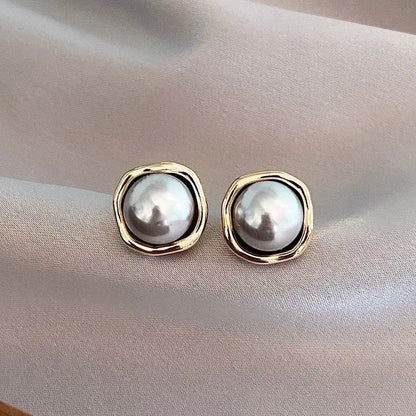 Boucles d'oreilles sophistiquées avec des perles noires