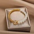 Pulsera Elegante en Oro y Perlas