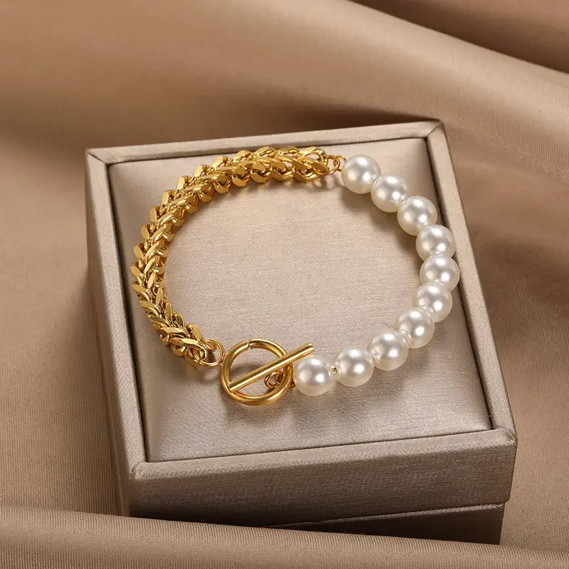 Pulsera Elegante en Oro y Perlas