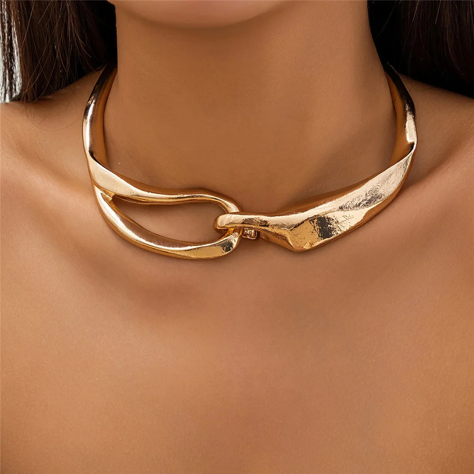 Collier en or avec texture audacieuse