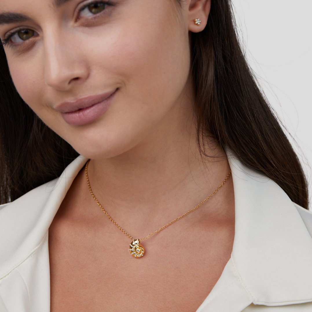 Collier avec Pendentif en Coquillage en Cristal