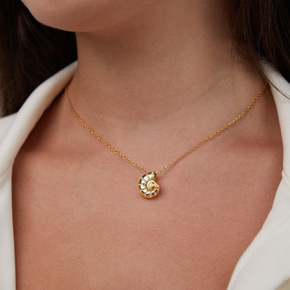 Collier avec Pendentif en Coquillage en Cristal