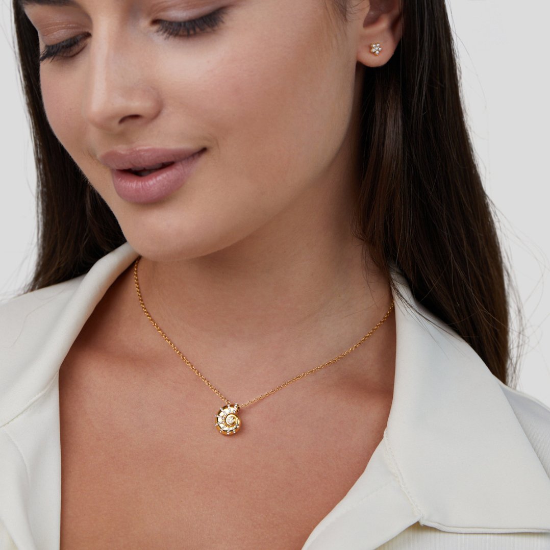 Collier avec Pendentif en Coquillage en Cristal