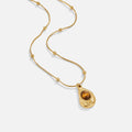 Collar elegante de oro con piedra ojo de tigre