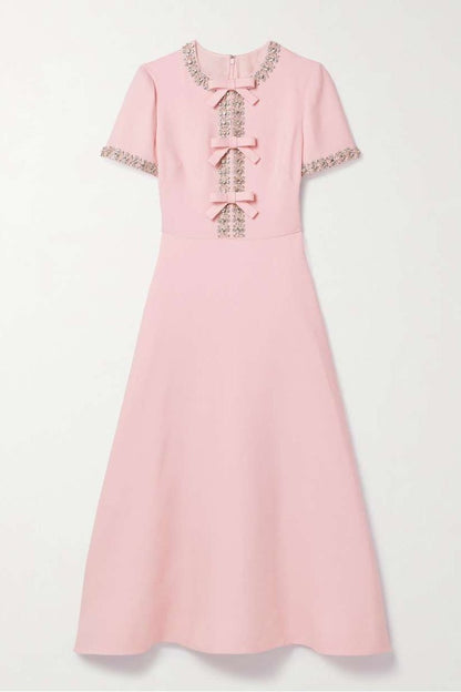 Vestido Midi Zoe en Satén con Lazo y Adornos de Cristal