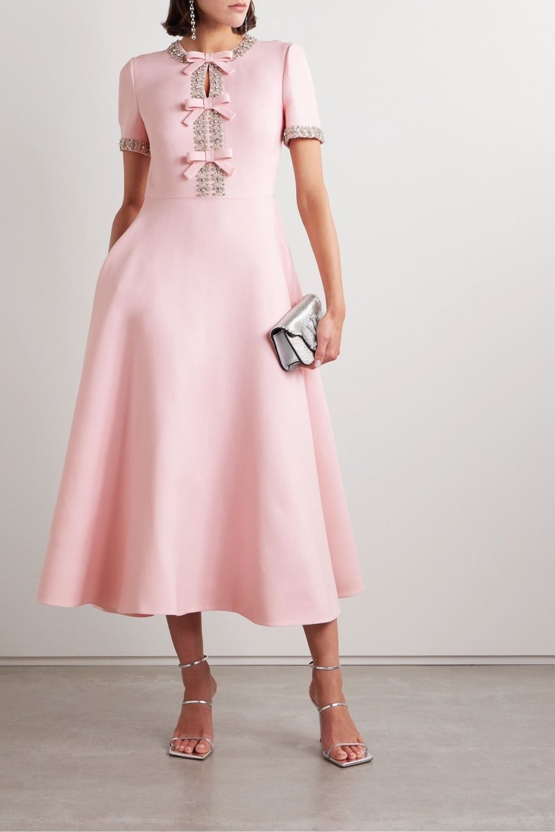 Vestido Midi Zoe en Satén con Lazo y Adornos de Cristal